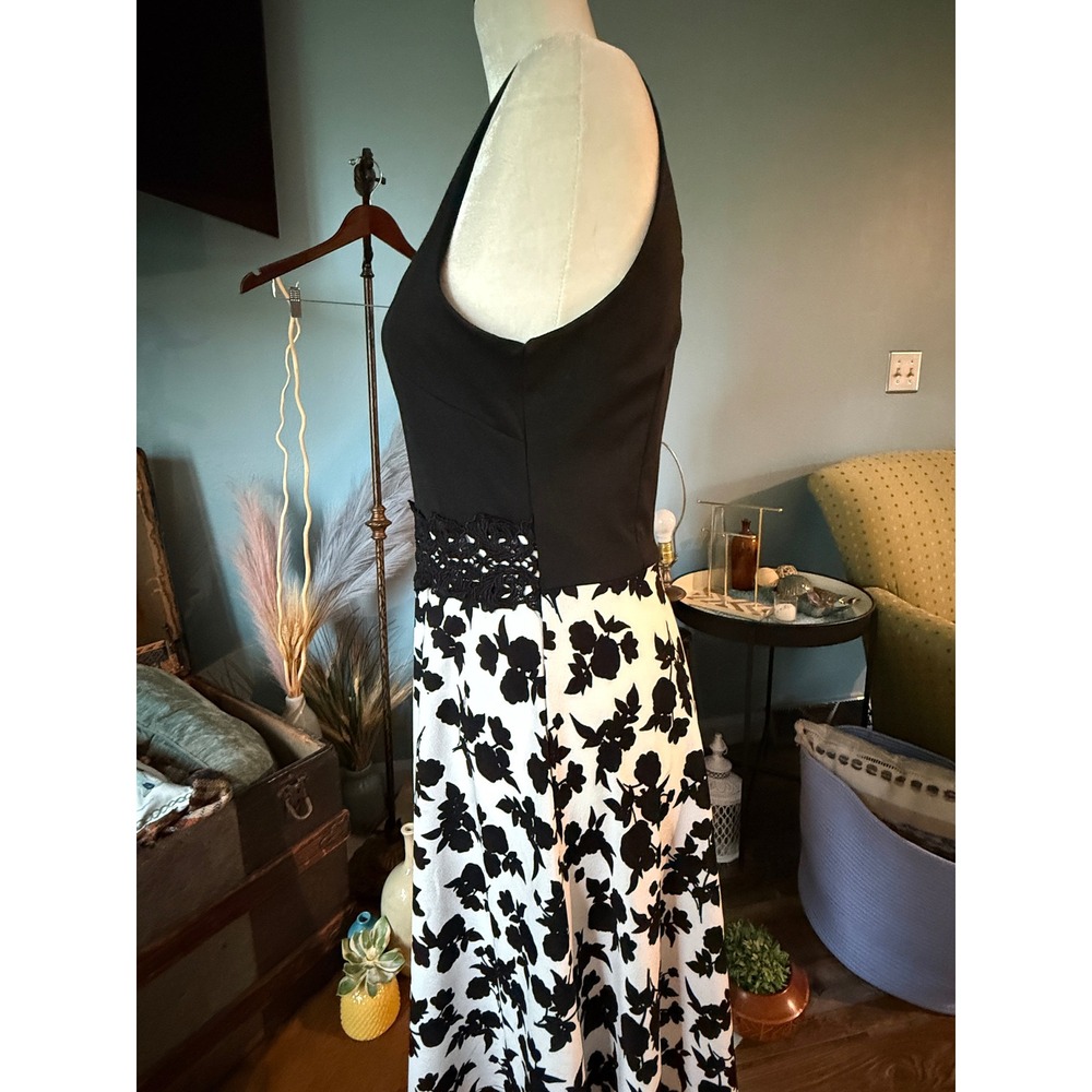 Womens Sleeveless Floral Fit & Flare Dress Black White Crochet Appliqué Waist M - Picture 2 of 8